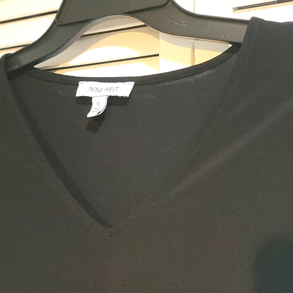 Nine West Top cut out Qtr sleeves V Neckline e EUC Black - Picture 2 of 5